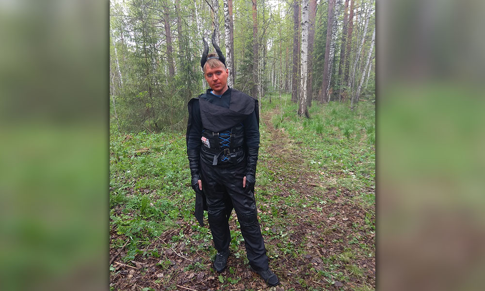 Алексей Шехирев в образе демона в лесу