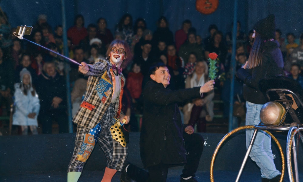 Клоун учит зрителей фокусам