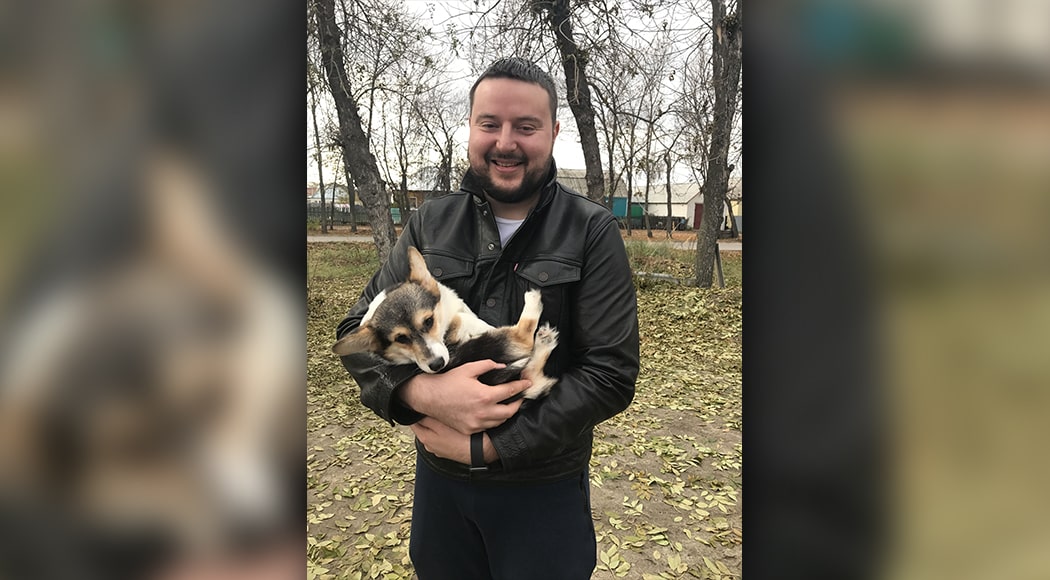 Максим Михеенко и собака-герой корги