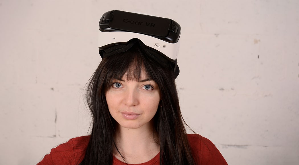 Эльвина Антонова тестирует наш арт-проект The Key в VR-гарнитуре