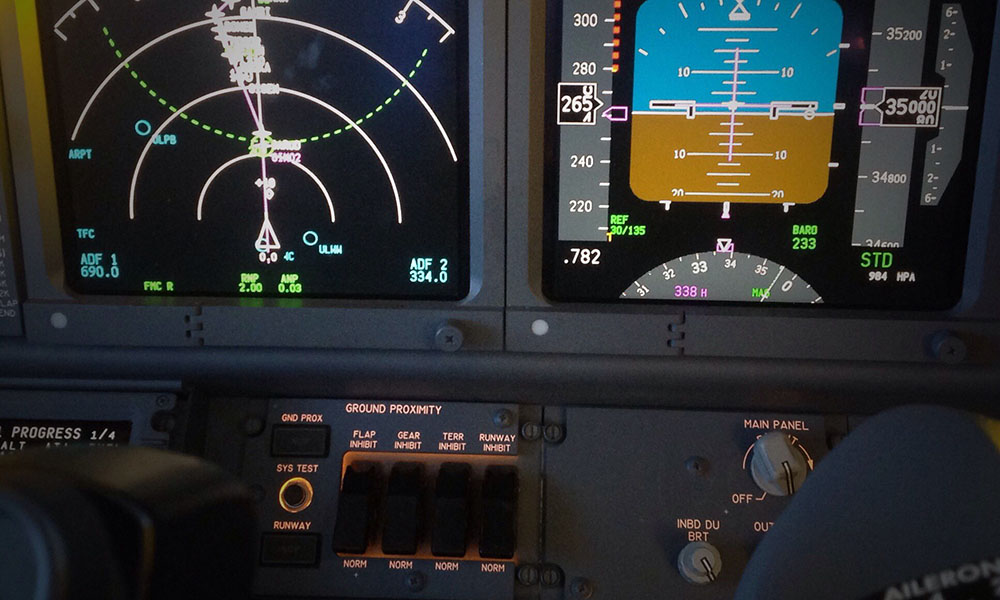 Экраны навигации и высоты на приборной панели самолёта