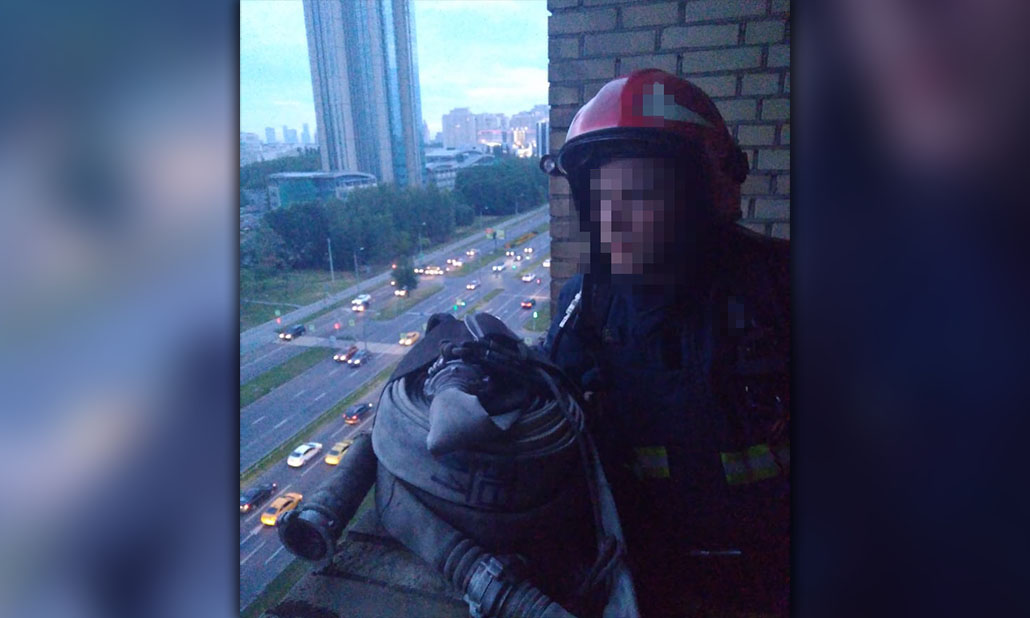 Пожарный после тушения в многоэтажном доме