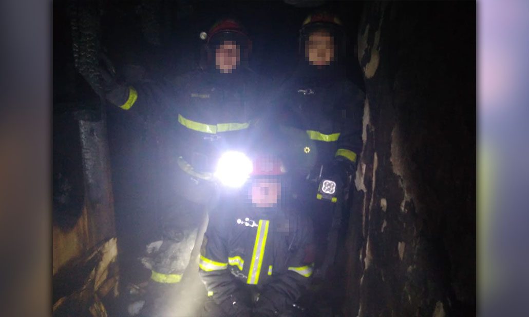 Пожарные после возгорания в подвале здания