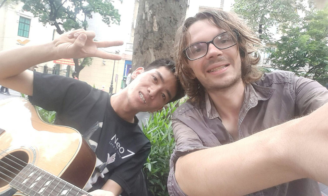 Борис Слободчиков с уличным музыкантом в Гонконге