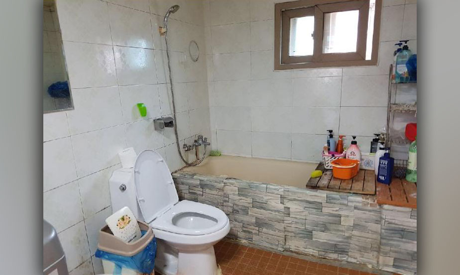 Туалет и душ в общежитии для рабочих