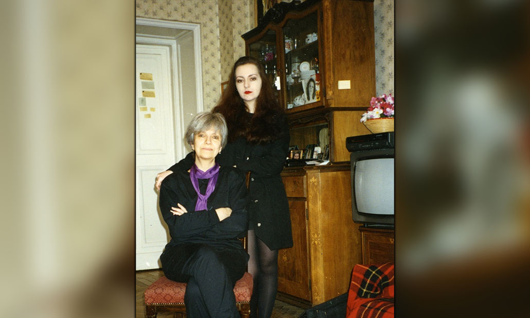 Алина Витухновская с журналистом Ольгой Кучкиной на съёмках программы «Время Ч» (1990-е)
