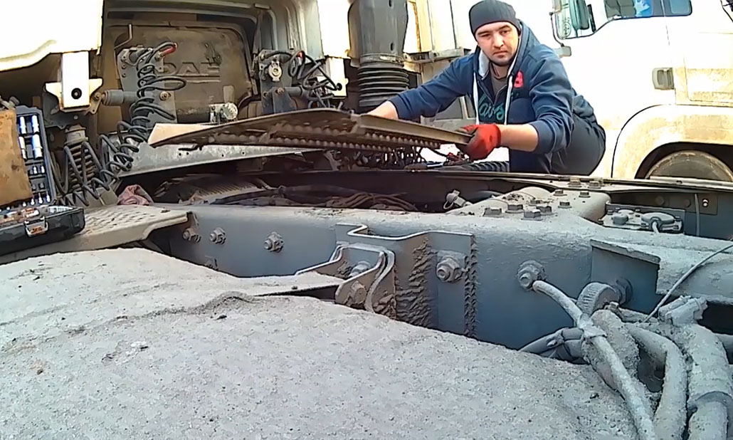 Дальнобойщик Артём Бармашов ремонтирует грузовик