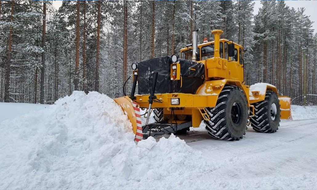 Кировец К700А убирает снег