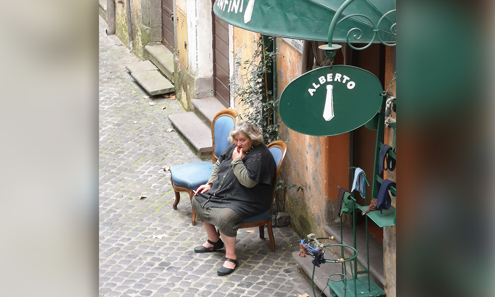Итальянская женщина курит на улице в Риме