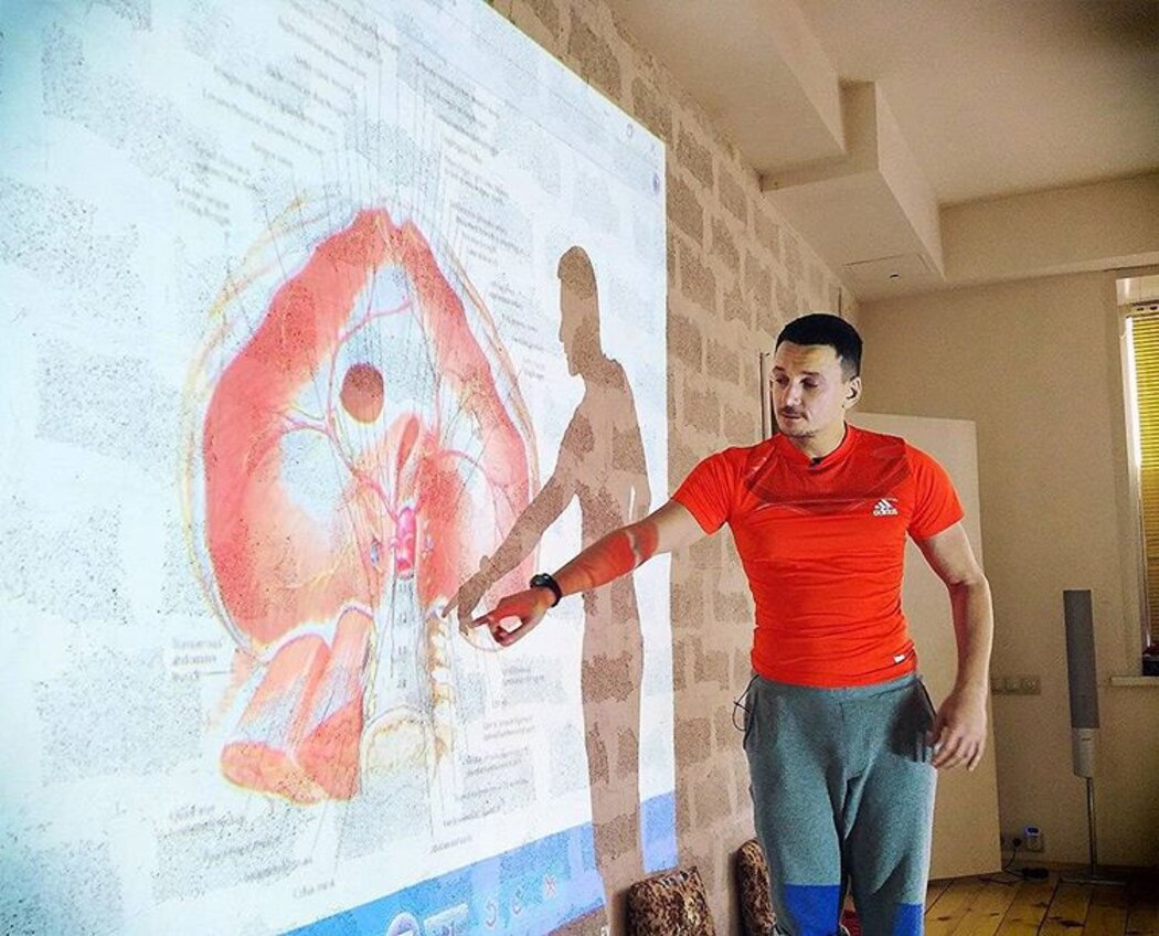 Преподаватель йоги Алексей Константинов