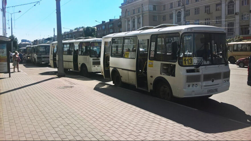 автобусы на остановке фото