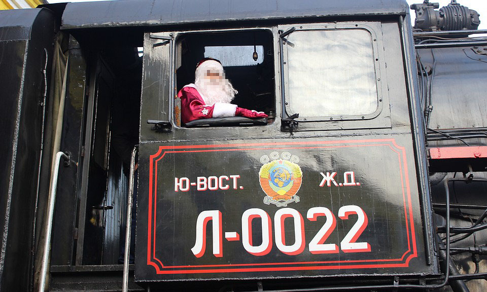 Машинист электровоза в костюме Деда Мороза