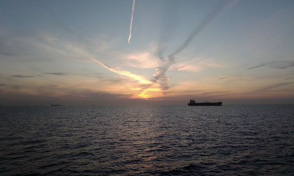 Вид на закат с палубы парохода