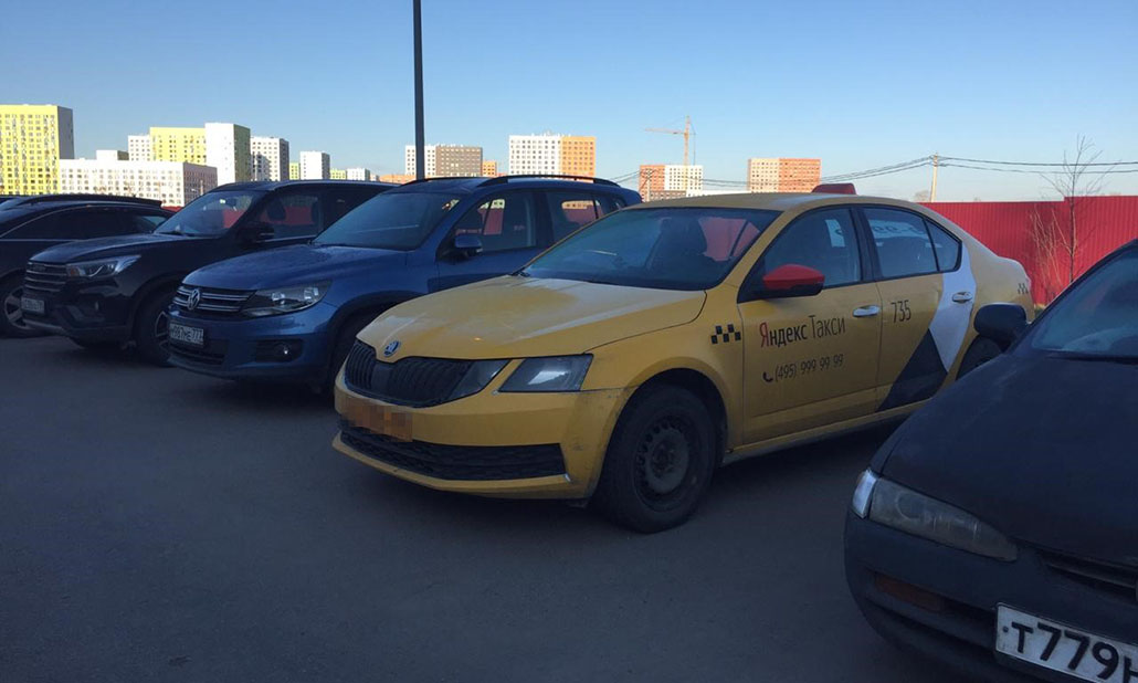 Машина «Яндекс.Такси». Такую трудно не заметить!