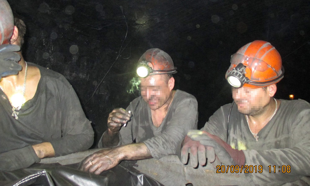 шахтёры в шахте, перекур