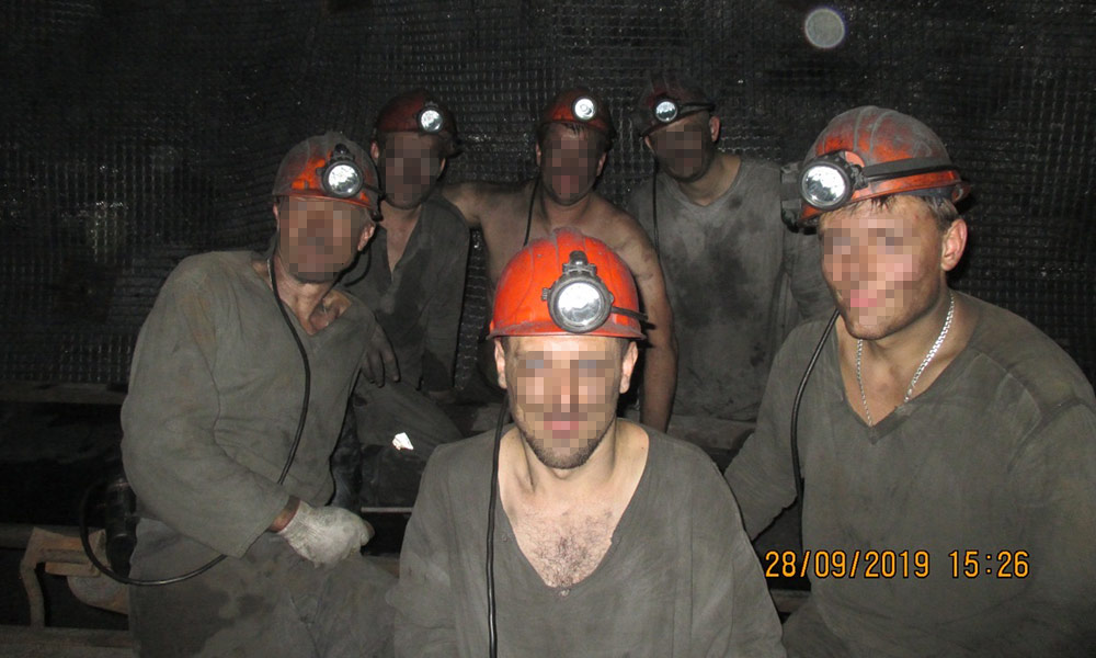 шахтёры в шахте