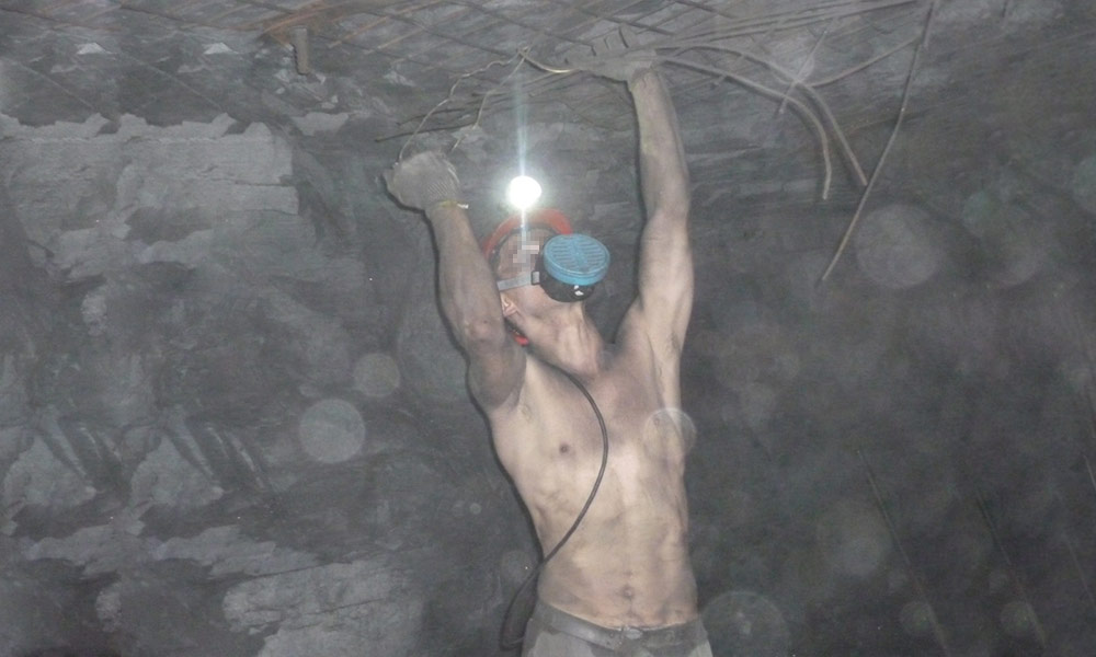 шахтёр работает в шахте