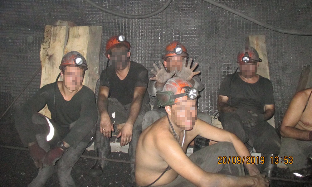 шахтёры веселятся в шахте