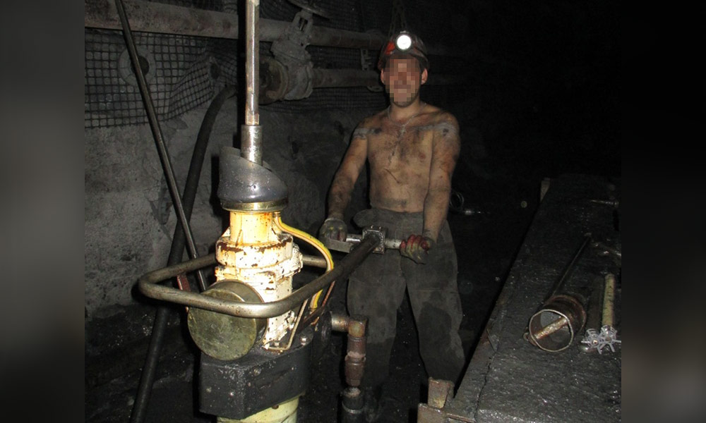 шахтер и оборудование в шахте