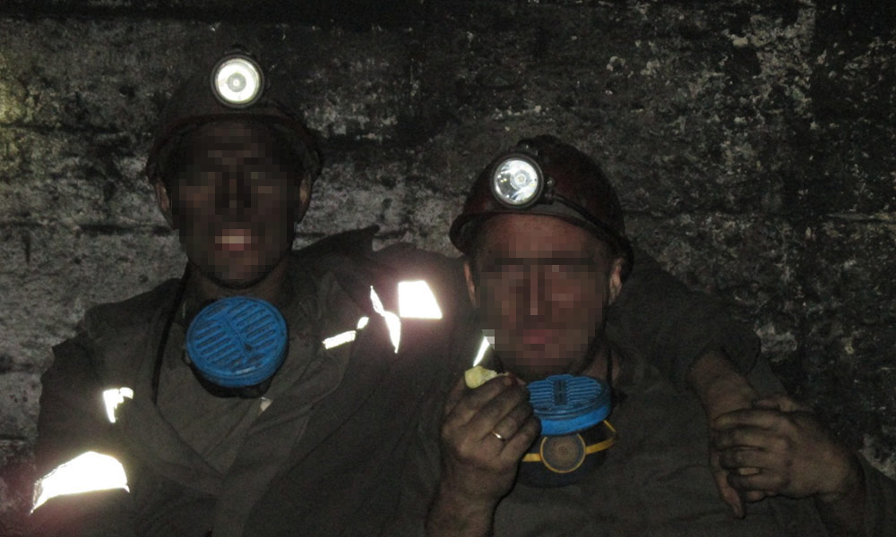 шахтёры в шахте в конце рабочего дня