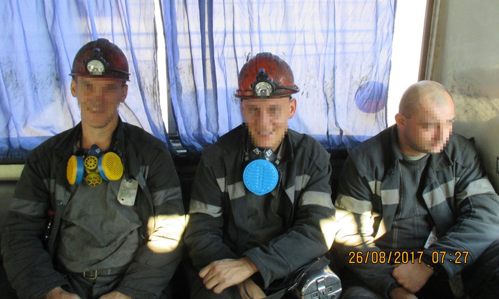 шахтеры в шахте отдыхают