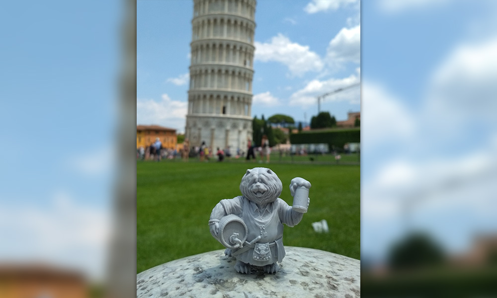 Миниатюра Punga Miniatures на фоне Пизанской башни
