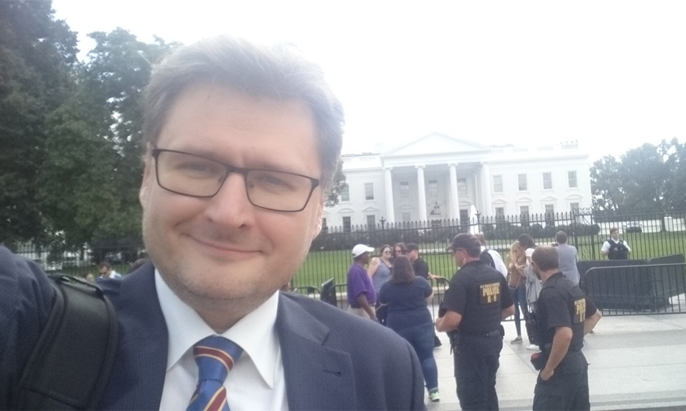 Русский юрист в США Игорь Слабых перед Белым Домом